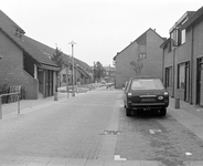 880978 Gezicht op de bestratingswerkzaamheden op de Saturnusstraat te Utrecht, met rechts de ingang van de Jupiterstraat.